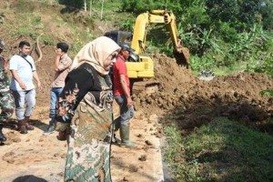 Wakil Bupati Kuningan saat meninjau longsor di desa Ciherang.